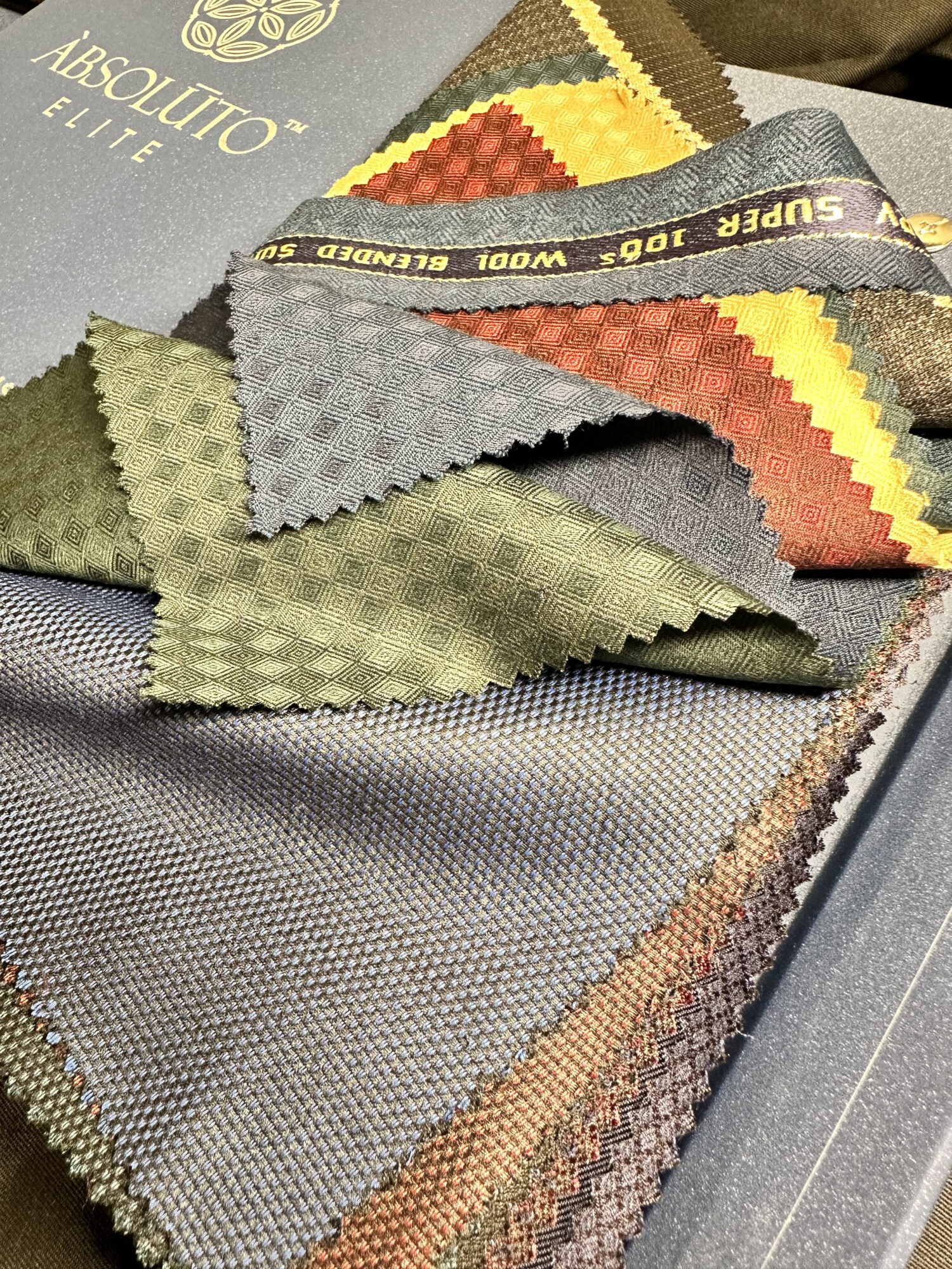 Absoluto Eliite - Super 100's Plain Extravagant - 20% Super 100's Wool 60% Poly 20% Viscose