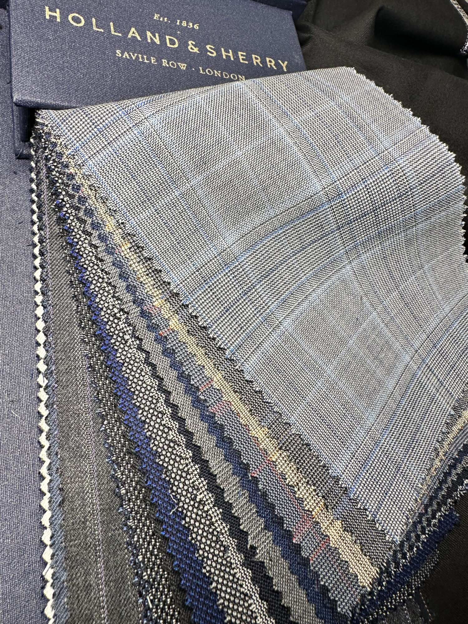 Holland & Sherry - Royal Mile 1976-100% Super 140's Wool
