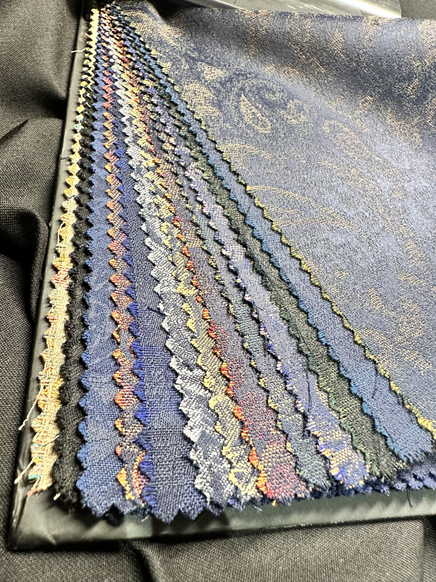 Roger La Viale - Graffiti jacquards - 40% Poly, 70% Super 120's Wool