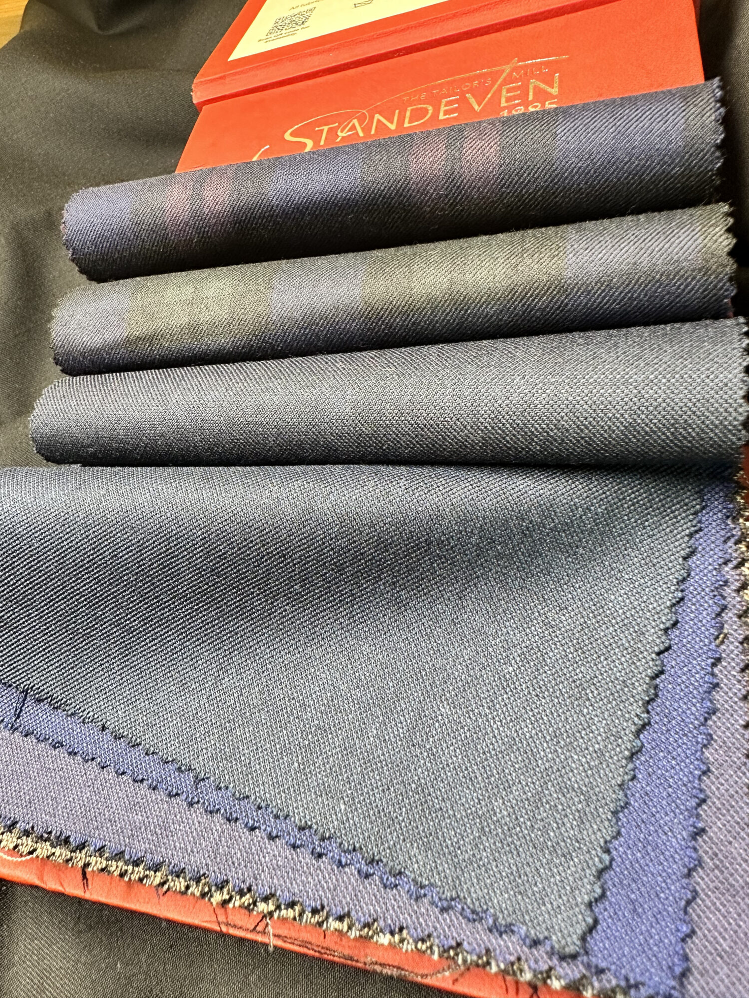 Standeven Grandmaster - 90% Super 180's Wool, 10% Cashmere