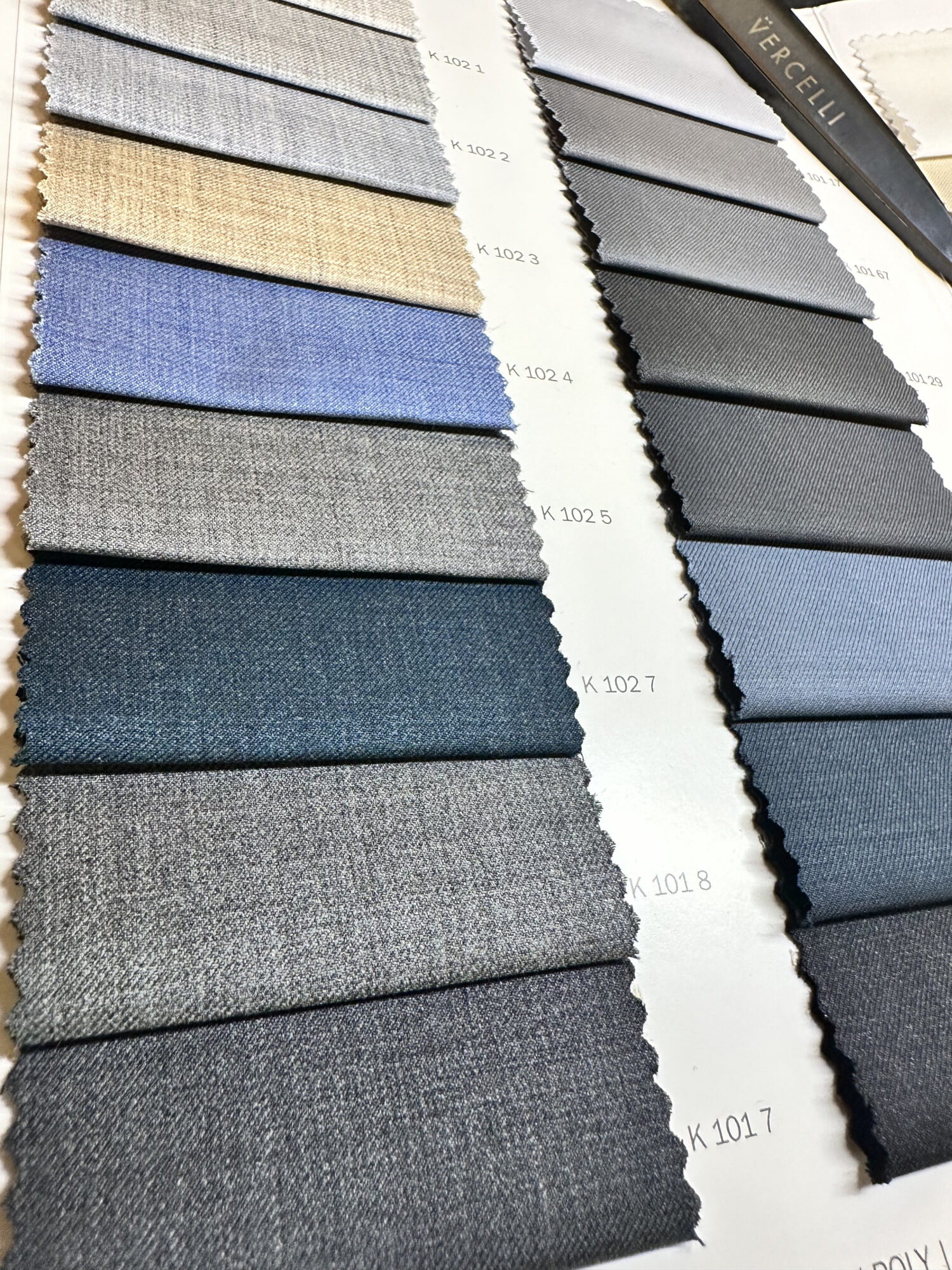 Vercelli - Kepper's Solid - 70% Super 120's Wool 30% Poly